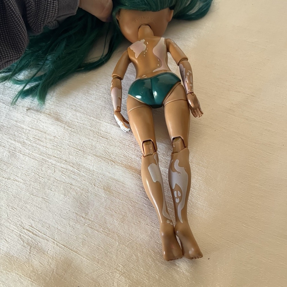 Rainbow High JEWEL RICHIE Vitiligo Green Rare MGA 2022 Series 4 Doll Unique - Picture 4 of 6
